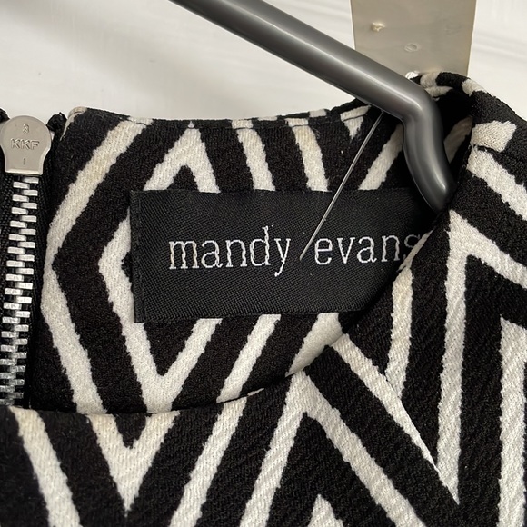 Geometric sleeveless black and white top size small - Picture 2 of 4